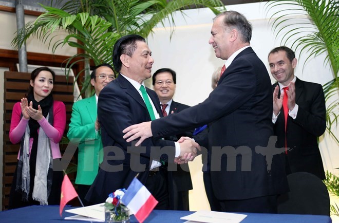 Scene at the signing ceremony between the Mai Linh Group and the French-based Auto Motors Vietnam. (Photo: VNA)