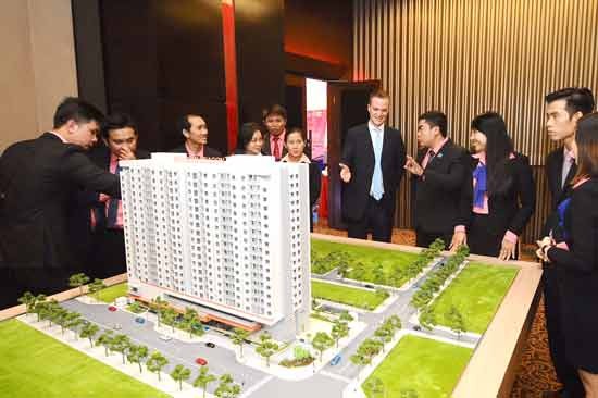 Customers learn about a medium price apartment project in HCMC (Photo: SGGP) Customers learn about a medium price apartment project in HCMC (Photo: SGGP)