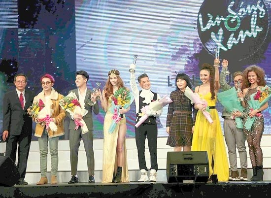Best singers receive the 18th Lan Song Xanh (Green Wave) Music Awards. (Photo: SGGP)