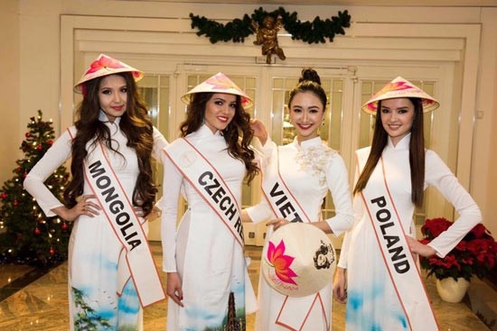 Ha Thu (second from right) and international contestants wear Ao dai ( Vietnamese traditional long dress) and Non la ( palm-leaf conical hats)