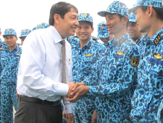 Mr. Tran The Luu talking with troops of Brigade 189 (Photo:SGGP) Mr. Tran The Luu talking with troops of Brigade 189 (Photo:SGGP)