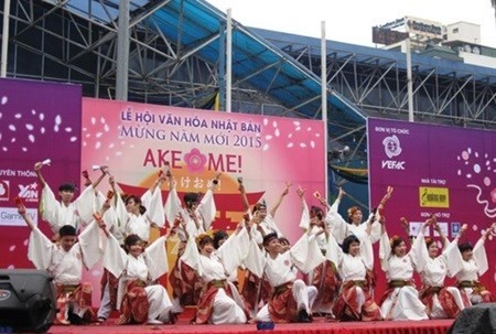 The Japanese art performance took place at AKE OME! 2015 festival (Photo:VNA) The Japanese art performance took place at AKE OME! 2015 festival (Photo:VNA)