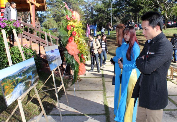 Visitors at photo exhibition -SGGP Visitors at photo exhibition -SGGP