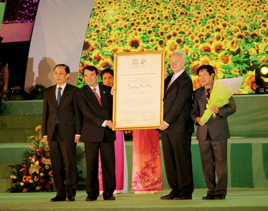 Representative of UNESCO to Vietnam granted the certificate recognizing Langbiang World’s Biosphere Reserve to Lam Dong province. Representative of UNESCO to Vietnam granted the certificate recognizing Langbiang World’s Biosphere Reserve to Lam Dong province.