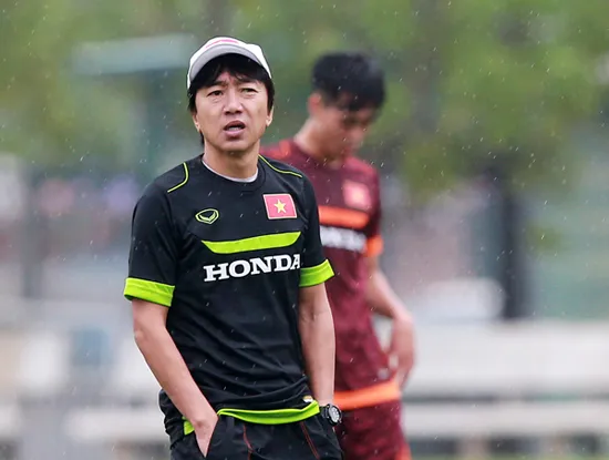 Tuyển thủ U23 dầm mình dưới mưa tập luyện ảnh 5