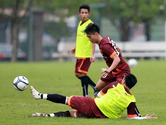 Tuyển thủ U23 dầm mình dưới mưa tập luyện ảnh 4