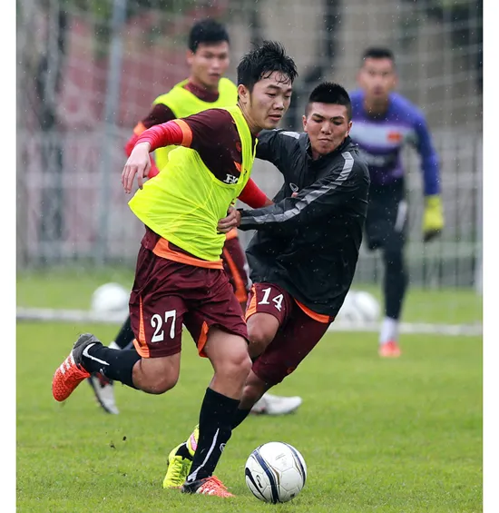 Tuyển thủ U23 dầm mình dưới mưa tập luyện ảnh 3