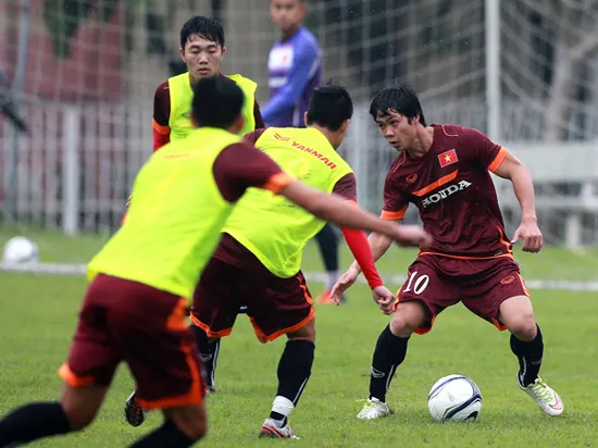 Tuyển thủ U23 dầm mình dưới mưa tập luyện ảnh 2