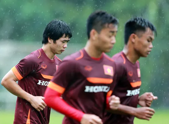 Tuyển thủ U23 dầm mình dưới mưa tập luyện ảnh 1 Tuyển thủ U23 dầm mình dưới mưa tập luyện ảnh 1