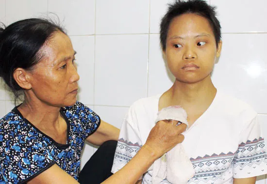 Mẹ già 23 năm nuôi con trai liệt giường