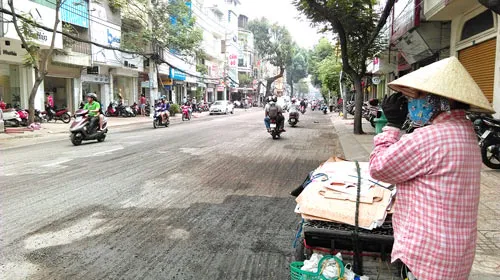 Đường nội thành bụi và gập ghềnh