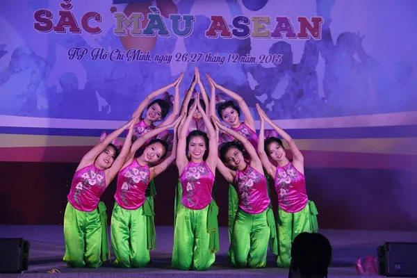 Liên hoan Tiếng hát sinh viên, học sinh toàn thành lần 9-2015: “Sắc màu ASEAN” ảnh 1 Liên hoan Tiếng hát sinh viên, học sinh toàn thành lần 9-2015: “Sắc màu ASEAN” ảnh 1