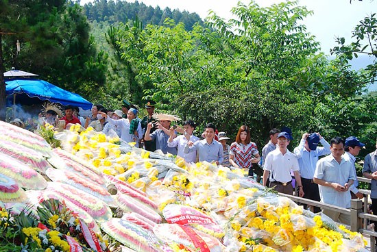 Crowded travelers visit the General's grave. Crowded travelers visit the General's grave.
