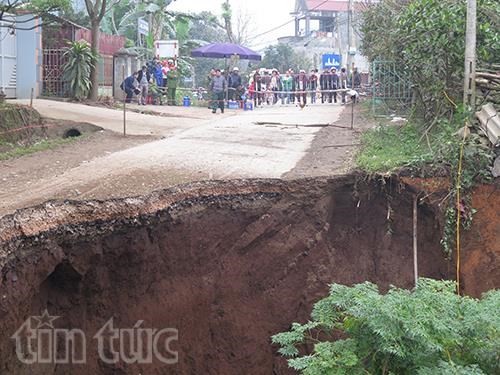 At the sink hole site (Source: VNA) At the sink hole site (Source: VNA)