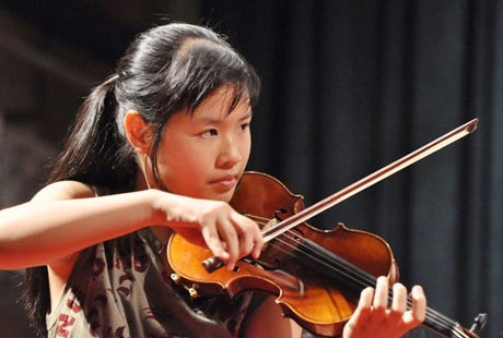 Young violinist Do Phuong Nhi Young violinist Do Phuong Nhi