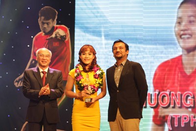 Chuong Thi Kieu wins 'The best female football player’ awards Chuong Thi Kieu wins 'The best female football player’ awards