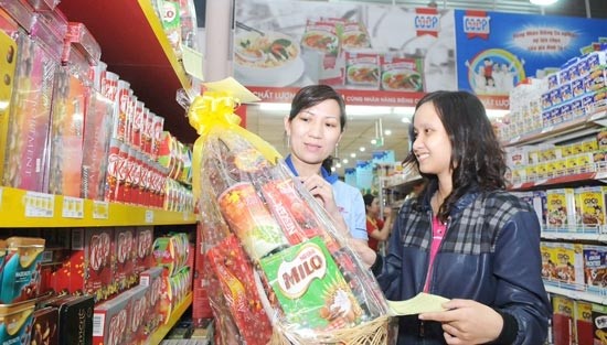 Consumers buy gift baskets at a supermarket. (Photo: SGGP)