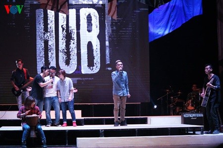 Rock on: The HUB band joins the Hung Dong show, making the traditional show more modern. — Photo vov.com Rock on: The HUB band joins the Hung Dong show, making the traditional show more modern. — Photo vov.com