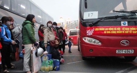 Low-income workers will receive free bus tickets to return home to enjoy the Tet festival with families. — Photo nld.com.vn Low-income workers will receive free bus tickets to return home to enjoy the Tet festival with families. — Photo nld.com.vn