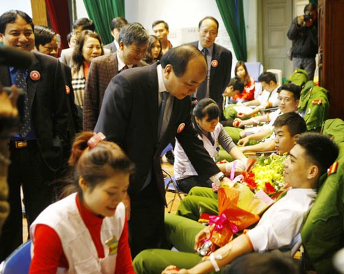 Police officers join in "Red Sunday" blood donation festival -Photo: SGGP Police officers join in "Red Sunday" blood donation festival -Photo: SGGP