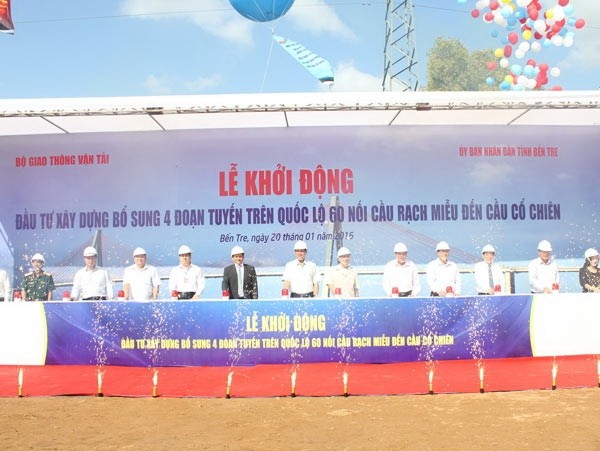 The starting cermony for upgrading four routes at National Highway No. 60 linking Rach Mieu and Co Chien Bridge in Ben Tre.