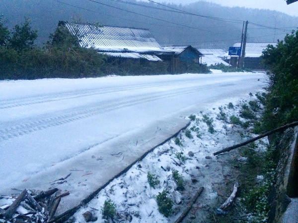 Snowfall causes difficult driving condition for all vehicles. Snowfall causes difficult driving condition for all vehicles.