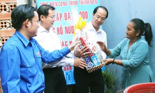 Representatives of Saigon Water Supply Company offer Tet gifts to diasadvantaged people in District 12.