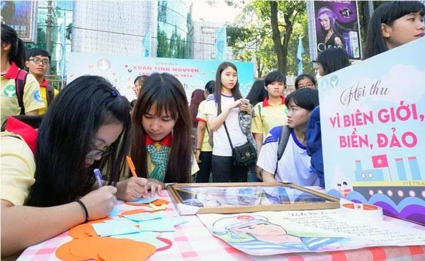 Greeting card writing to soldiers on islands.
