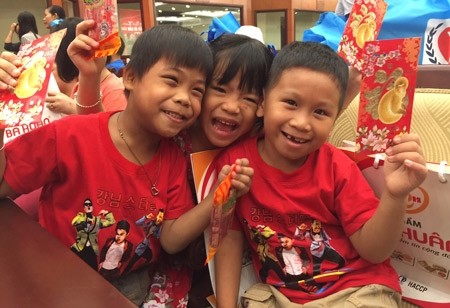 Children receive gifts from the annual program” Cay mua xuan- Thap sang long nhan ai” ( Spring tree to light up kindness).