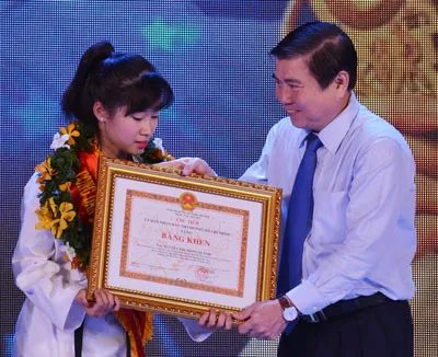 Thành phố Hồ Chí Minh: Tuyên dương 6 công dân trẻ tiêu biểu năm 2015 ảnh 1 Thành phố Hồ Chí Minh: Tuyên dương 6 công dân trẻ tiêu biểu năm 2015 ảnh 1
