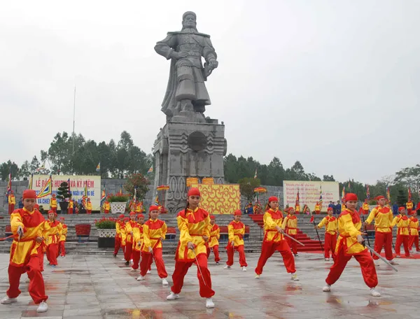 Huế: Tái hiện nghi lễ Nguyễn Huệ lên ngôi Hoàng đế tại núi Bân
