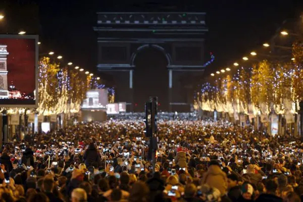 Paris biến đại lộ Champs Elysees thành phố đi bộ một chủ nhật mỗi tháng