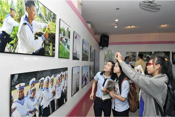 Gương mẫu để dân tin, dân ủng hộ