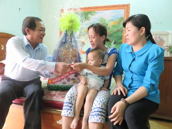 Thưởng tết Bính Thân: Người phấn khởi, kẻ ngậm ngùi