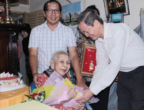 Lãnh đạo TPHCM thăm, tặng quà tết gia đình chính sách, hộ nghèo