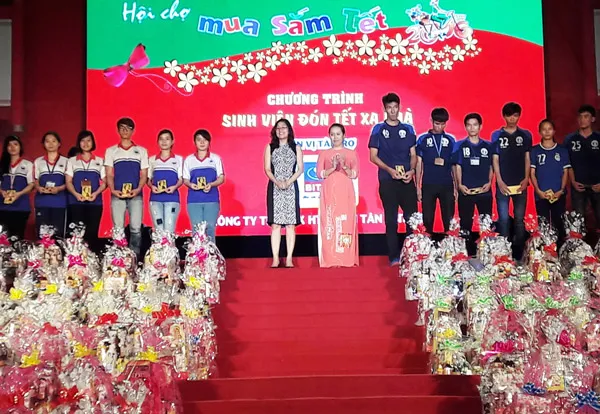 Trao quà cho sinh viên nghèo, đón tết xa nhà