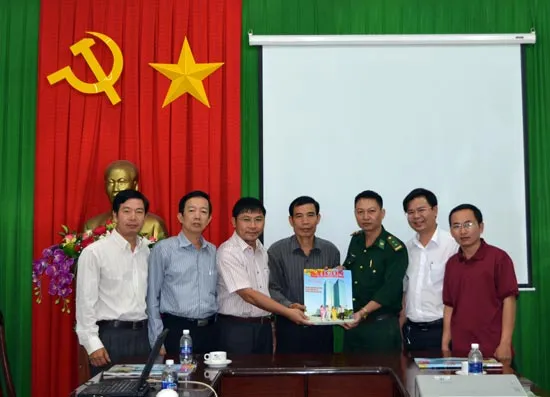 Tặng báo Xuân Sài Gòn Giải Phóng cho các chiến sĩ biên phòng Đắk Lắk