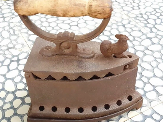 Chiếc bàn ủi con gà