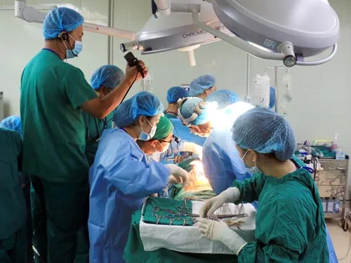Hàng tỷ USD khám chữa bệnh chảy ra nước ngoài - Bài toán đang… giải
