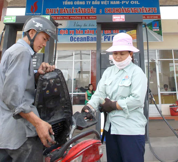 Giá xăng dầu giảm nhỏ giọt - Lỗi do khâu điều hành giá