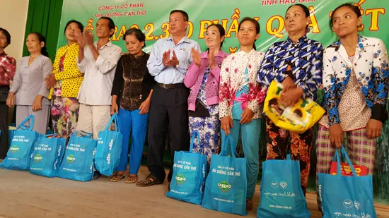 Tặng 3.000 phần quà Tết cho nông dân vùng trồng mía