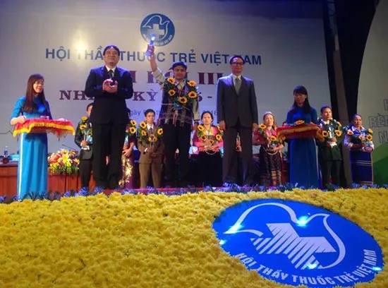 Bác sĩ của bản làng