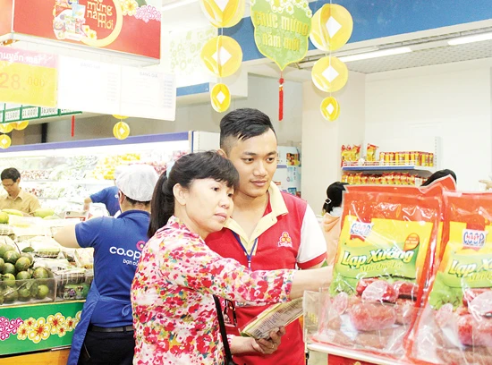 Siêu thị giảm giá “hết ga” những ngày cuối năm