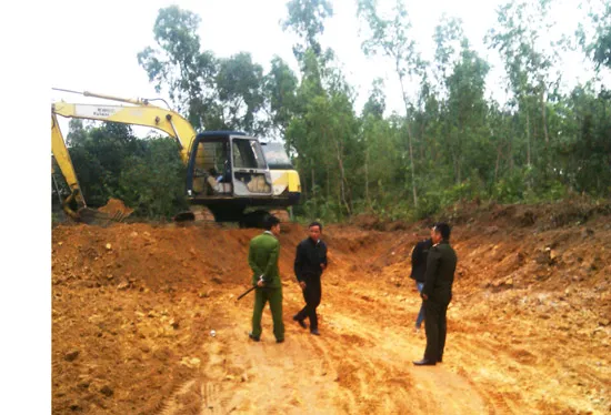 Quảng Bình: Bắt quả tang đoàn xe trộm diệp thạch sét bán cho nhà máy xi măng