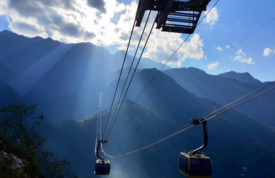 Fansipan Sapa cable car system. Fansipan Sapa cable car system.