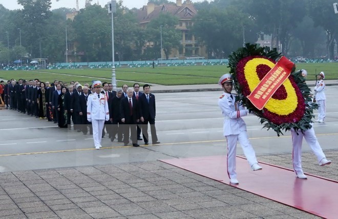 Leaders pay tribute to late President Ho Chi Minh at his mausoleum on Feb. 3 (Photo: VNA) Leaders pay tribute to late President Ho Chi Minh at his mausoleum on Feb. 3 (Photo: VNA)