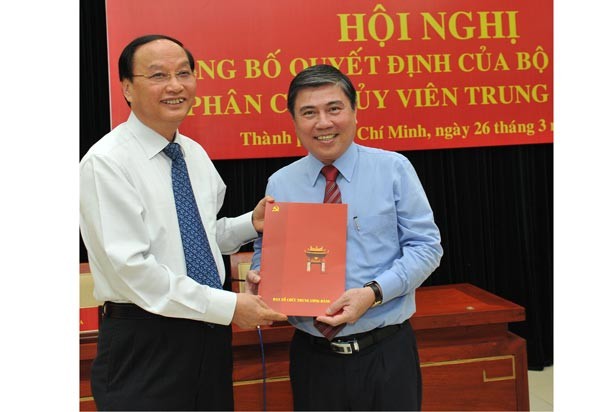 HCMC People’s Committee Chairman Nguyen Thanh Phong (R) (Photo: SGGP) HCMC People’s Committee Chairman Nguyen Thanh Phong (R) (Photo: SGGP)