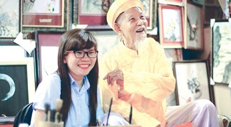 Calligrapher Mai Tro (right) seen after writing a Chinese script for a customer. — VNS Photo Van Dat Calligrapher Mai Tro (right) seen after writing a Chinese script for a customer. — VNS Photo Van Dat