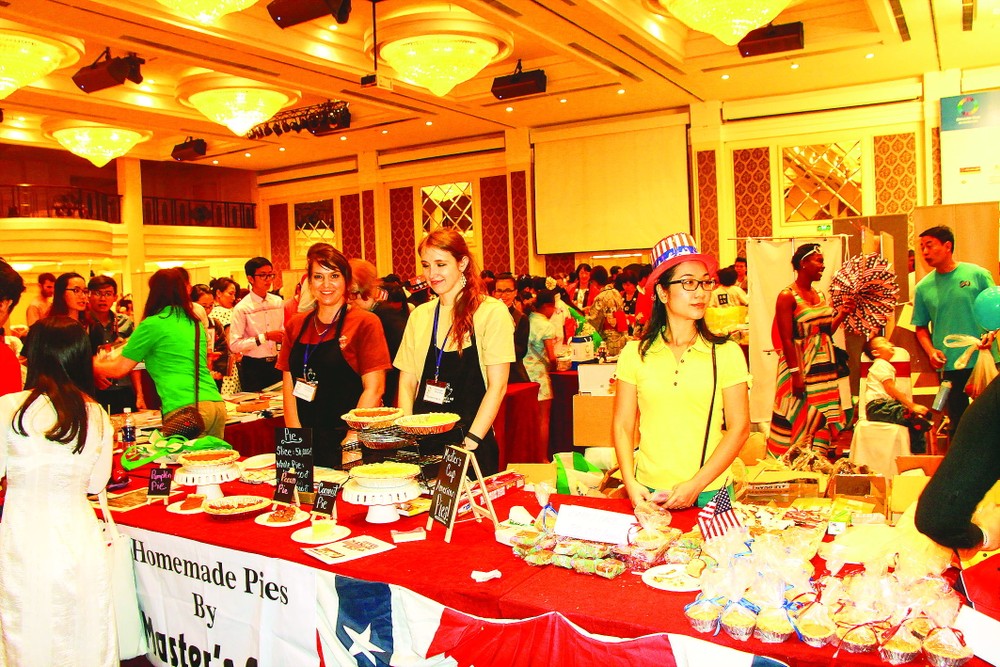 Ladies in the International Charity Bazzar (Photo: SGGP) Ladies in the International Charity Bazzar (Photo: SGGP)