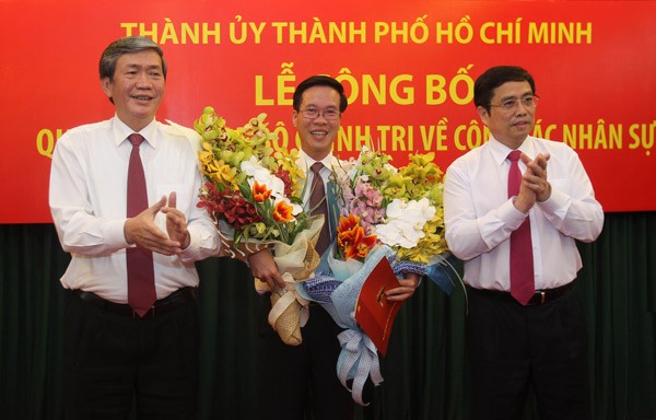 Mr. Vo Van Thuong (C) receives the decision of appointment as the head of the Propaganda and Education Booard of the Party Central Committee. (Photo: SGGP) Mr. Vo Van Thuong (C) receives the decision of appointment as the head of the Propaganda and Education Booard of the Party Central Committee. (Photo: SGGP)